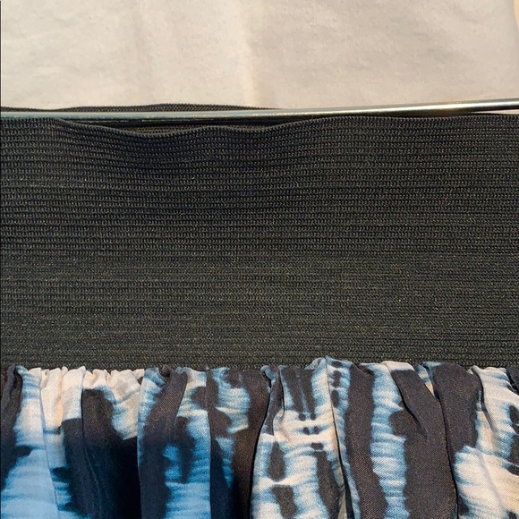 3/20 Silk skirt Guess by Marciano size small - Picture 6 of 6